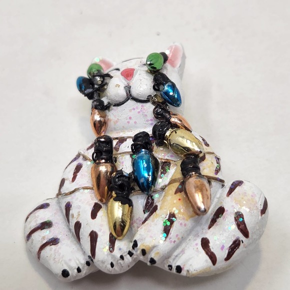 White Cat Holiday Christmas Lights Brooch Pin Sparkle Resin Costume Jewelry - Picture 3 of 6